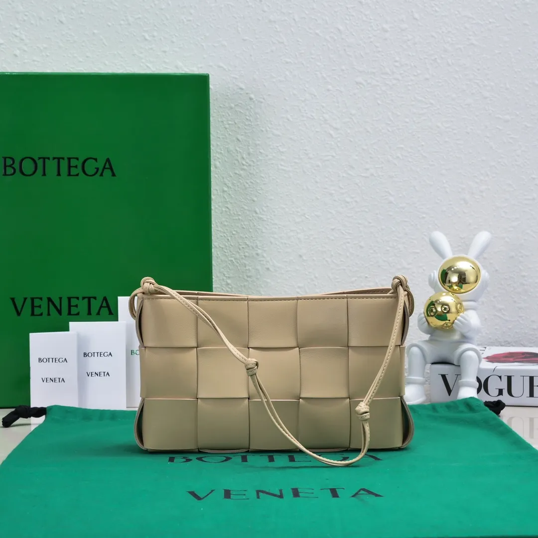 Batch 1260 #BV 2023 Cassette rope armpit bag is here🎈Simple, versatile and versatile formula bag made of intreccio woven cow leather. The square bag shape is wear-resistant and durable. Minimalism and commuting really complement each other. There are 4 card slots inside and thoughtful design✔️ Magnetic buckle closure to better protect privacy [Happy] When you are worried about matching, it is a bag that can be taken out with just one lift~ Dimensions: 22.5x13.5x4.5, Model: 7741
